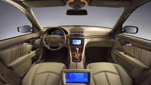Mercedes heeft zijn E-Klasse na 4 jaar een facelift gegeven. In totaal zijn er een kleine 2000 onderdelen vernieuwd of doorontwikkeld. Uiterlijk zijn de veranderingen miniem gebleven.
