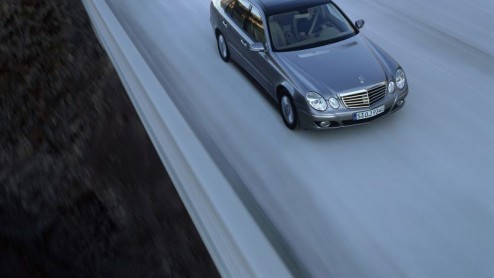 Mercedes heeft zijn E-Klasse na 4 jaar een facelift gegeven. In totaal zijn er een kleine 2000 onderdelen vernieuwd of doorontwikkeld. Uiterlijk zijn de veranderingen miniem gebleven.