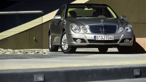 Al 80 jaar lang past Mercedes zijn modellen zo aan dat je er lekker veilig in kunt zitten. Of je nou premier bent of topcrimineel, jou kunnen ze niet zo veel meer maken in een gepantserde Benz. Het ni
