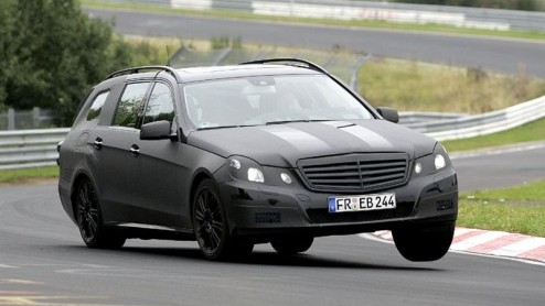 Mercedes is er maar druk mee, de E-Klasse staat al meermalen in de schijnwerpers. Vandaag treffen we een beplakte E-Klasse Estate. Update: Nu is ook de E63 AMG in het vizier!