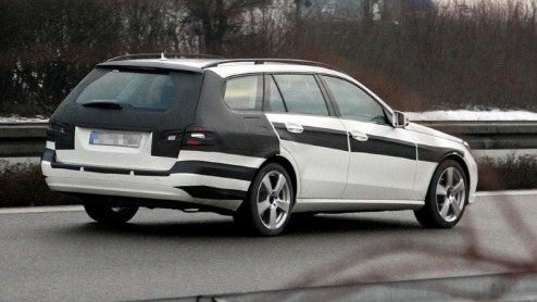 Nu de nieuwe Mercedes-Benz E-Klasse W212 sedan geen geheim meer is, is het wachten op uitbreiding met andere carrosserievarianten. Dit jaar ziet de coupe- en cabrioletversie het levenslicht, en ook st
