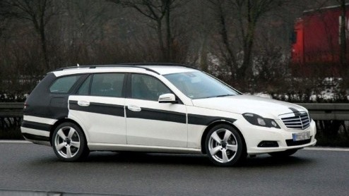 Nu de nieuwe Mercedes-Benz E-Klasse W212 sedan geen geheim meer is, is het wachten op uitbreiding met andere carrosserievarianten. Dit jaar ziet de coupe- en cabrioletversie het levenslicht, en ook st
