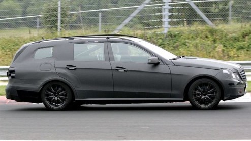 Mercedes is er maar druk mee, de E-Klasse staat al meermalen in de schijnwerpers. Vandaag treffen we een beplakte E-Klasse Estate. Update: Nu is ook de E63 AMG in het vizier!