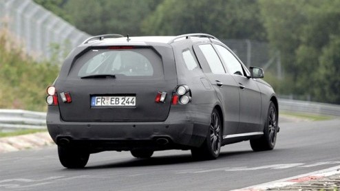Mercedes is er maar druk mee, de E-Klasse staat al meermalen in de schijnwerpers. Vandaag treffen we een beplakte E-Klasse Estate. Update: Nu is ook de E63 AMG in het vizier!