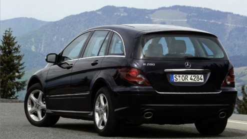De Mercedes R-klasse doet het niet echt goed. Hoeveel heb jij er bijvoorbeeld al rond zien rijden? Het is dan ook een model waar je van moet houden, onopvallend rond rijden is er zeker niet bij in dez