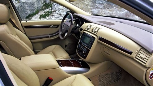 De Mercedes R-klasse doet het niet echt goed. Hoeveel heb jij er bijvoorbeeld al rond zien rijden? Het is dan ook een model waar je van moet houden, onopvallend rond rijden is er zeker niet bij in dez