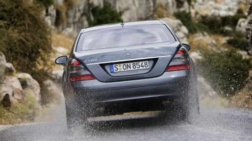 Mercedes voegt vier nieuwe modellen toen aan het programma van de S-Klasse. Het gaat om twee uitvoeringen van de 320 CDI en twee uitvoeringen van de 420 CDI. Er komen dus twee nieuwe dieselmotoren bij