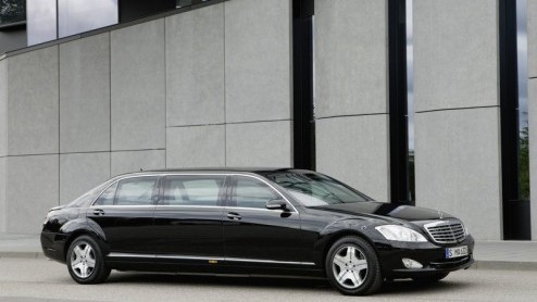 Een flinke limousine nodig maar aan een Maybach niet genoeg? Misschien is de Mercedes S600 Pullman een optie. Dit vlaggenschip is met 6.35 meter lengte langer dan een Maybach 62, en met de vergaande G