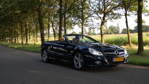 De Mercedes-Benz SL prijkt al tientallen jaren in het modelgamma. De geschiedenis van deze roadster reikt terug tot begin jaren vijftig en wordt geprezen om zijn fraaie verschijning en sportieve aspir