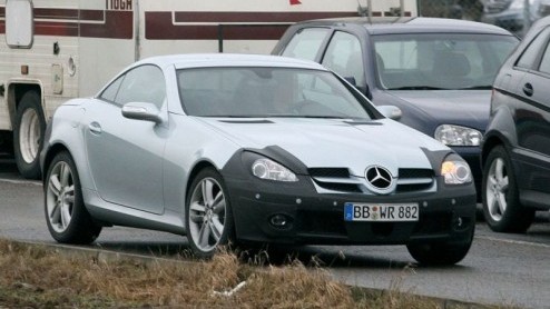We blijven nog even bij Mercedes, want de heren hebben naast de nieuwe SportCoup ook nog een facelift voor die andere kleine CabrioCoup in de planning staan, de SLK. Groot zullen de ingrepen niet wo