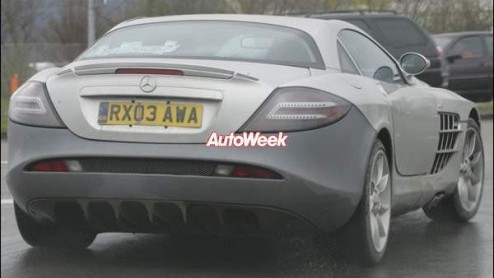 Op internet gaan de geruchten dat er een update komt van de Mercedes SLR. Er wordt vooral aan het gewicht en aan het vermogen van de auto gewerkt.