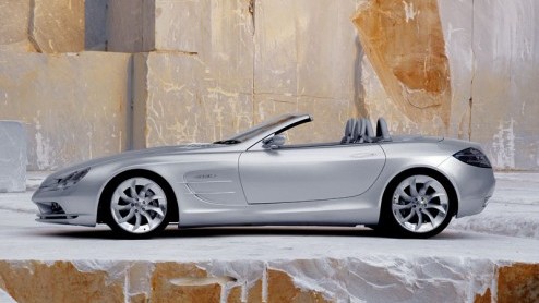Vandaag is een beetje een Mercedes dag te noemen. Maandag Mercedesdag zullen we maar zeggen. Het Duitse automerk heeft namelijk bevestigd dat er een open versie gaat komen van de ber Mercedes, de SLR
