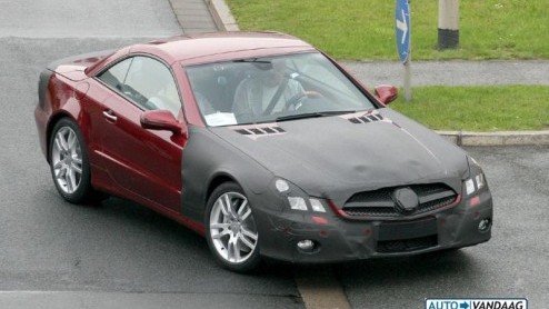 De SL van Mercedes staat al een prijslijsten en zal dat nog een hele tijd staan. Het model wordt pas in 2013 vervangen en dus is het weer tijd voor een facelift.