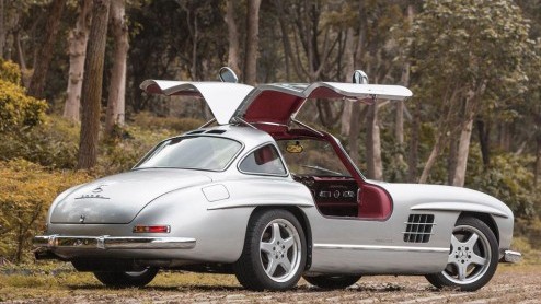 Interesse in een Mercedes-Benz 300SL by AMG uit 1954? Reis dan begin mei af naar Monaco waar deze klassieker met een verhaal wordt verhamerd door RM Auctions.