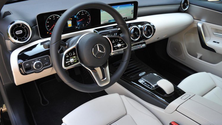 Mercedes zet met de vierde generatie A-klasse een flinke stap verder onder meer door grotere afmetingen, nieuwe techniek en een bijzonder dashboard. Dat bewijste en test.
