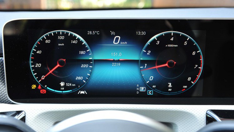 Mercedes zet met de vierde generatie A-klasse een flinke stap verder onder meer door grotere afmetingen, nieuwe techniek en een bijzonder dashboard. Dat bewijste en test.