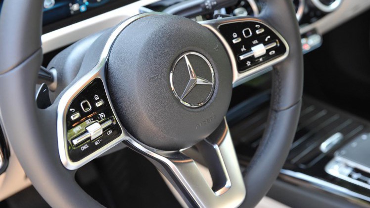 Mercedes zet met de vierde generatie A-klasse een flinke stap verder onder meer door grotere afmetingen, nieuwe techniek en een bijzonder dashboard. Dat bewijste en test.