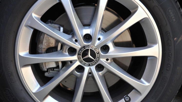 Mercedes zet met de vierde generatie A-klasse een flinke stap verder onder meer door grotere afmetingen, nieuwe techniek en een bijzonder dashboard. Dat bewijste en test.
