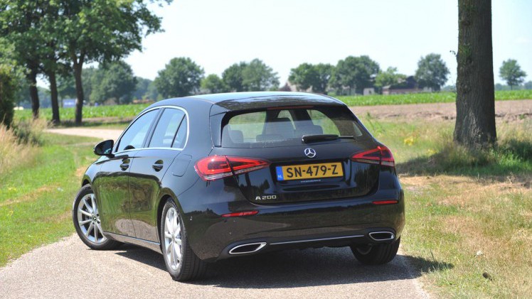 Mercedes zet met de vierde generatie A-klasse een flinke stap verder onder meer door grotere afmetingen, nieuwe techniek en een bijzonder dashboard. Dat bewijste en test.