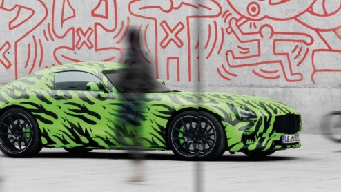 Mercedes-Benz heeft ons eerder al laten kennis maken met het interieur van de AMG GT. Nu komt de fabrikant met een teaservideo, waarop we een glimp van de nieuweling kunnen opvangen.