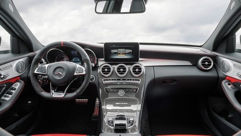 Mercedes-Benz heeft de C63 AMG sedan en Estate onthuld. De aanduiding 63 heeft weinig meer gemeen met de krachtbron in de neus.