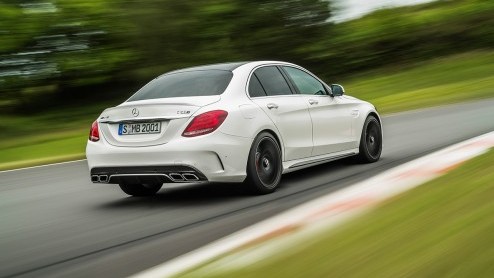 Mercedes-Benz heeft de C63 AMG sedan en Estate onthuld. De aanduiding 63 heeft weinig meer gemeen met de krachtbron in de neus.