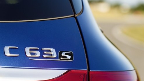 Mercedes-Benz heeft de C63 AMG sedan en Estate onthuld. De aanduiding 63 heeft weinig meer gemeen met de krachtbron in de neus.