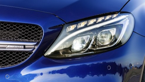 Mercedes-Benz heeft de C63 AMG sedan en Estate onthuld. De aanduiding 63 heeft weinig meer gemeen met de krachtbron in de neus.