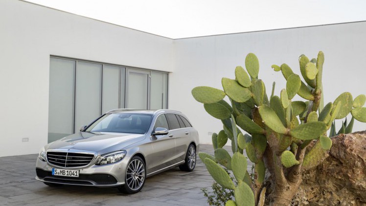 Mercedes laat de facelift van de C-klasse in Genve zien.