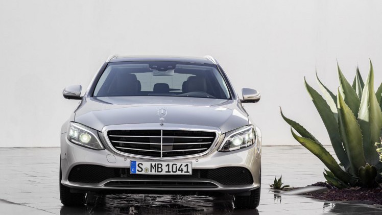 Mercedes laat de facelift van de C-klasse in Genve zien.