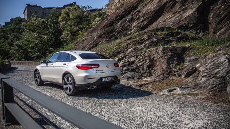 Autotest Mercedes GLC Coup, de sportiever ogende en dynamischer rijdende versie van de GLC SUV. We rijden de eerste kilometers met de GLC 250d, 350d en GLC 350e plug-in hybride.