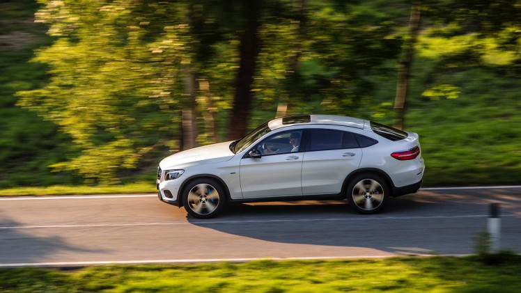 Autotest Mercedes GLC Coup, de sportiever ogende en dynamischer rijdende versie van de GLC SUV. We rijden de eerste kilometers met de GLC 250d, 350d en GLC 350e plug-in hybride.