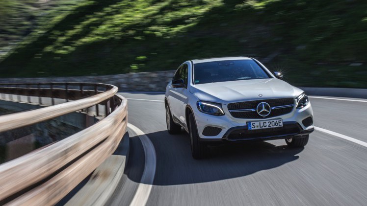 Autotest Mercedes GLC Coup, de sportiever ogende en dynamischer rijdende versie van de GLC SUV. We rijden de eerste kilometers met de GLC 250d, 350d en GLC 350e plug-in hybride.