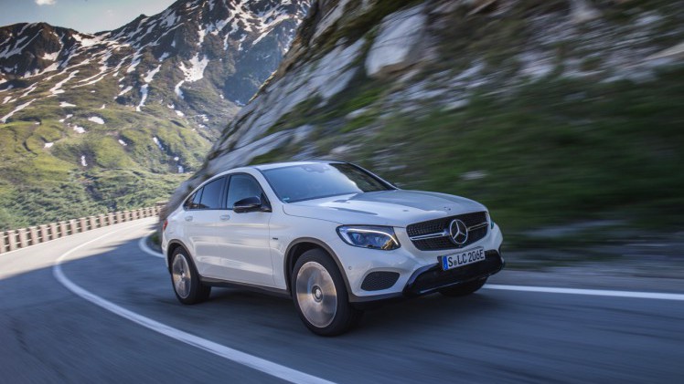 Autotest Mercedes GLC Coup, de sportiever ogende en dynamischer rijdende versie van de GLC SUV. We rijden de eerste kilometers met de GLC 250d, 350d en GLC 350e plug-in hybride.
