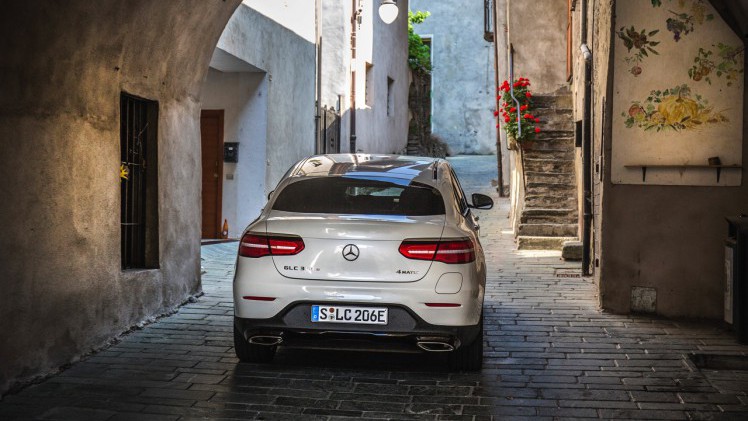Autotest Mercedes GLC Coup, de sportiever ogende en dynamischer rijdende versie van de GLC SUV. We rijden de eerste kilometers met de GLC 250d, 350d en GLC 350e plug-in hybride.