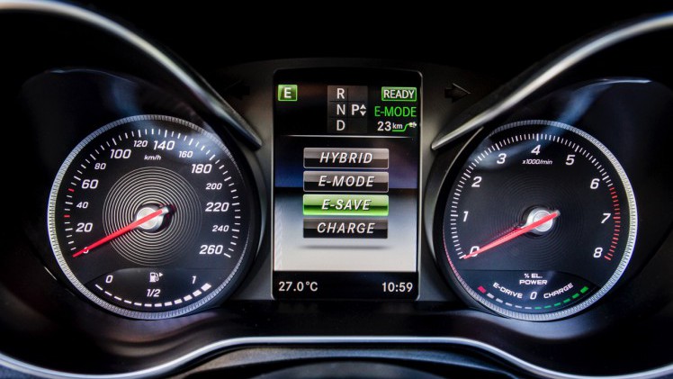 Autotest Mercedes GLC Coup, de sportiever ogende en dynamischer rijdende versie van de GLC SUV. We rijden de eerste kilometers met de GLC 250d, 350d en GLC 350e plug-in hybride.