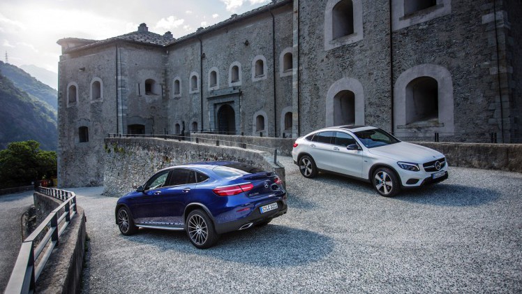 Autotest Mercedes GLC Coup, de sportiever ogende en dynamischer rijdende versie van de GLC SUV. We rijden de eerste kilometers met de GLC 250d, 350d en GLC 350e plug-in hybride.