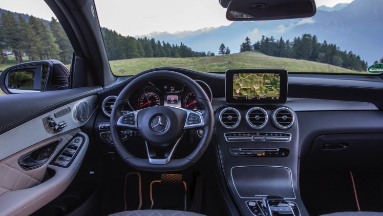 Autotest Mercedes GLC Coup, de sportiever ogende en dynamischer rijdende versie van de GLC SUV. We rijden de eerste kilometers met de GLC 250d, 350d en GLC 350e plug-in hybride.