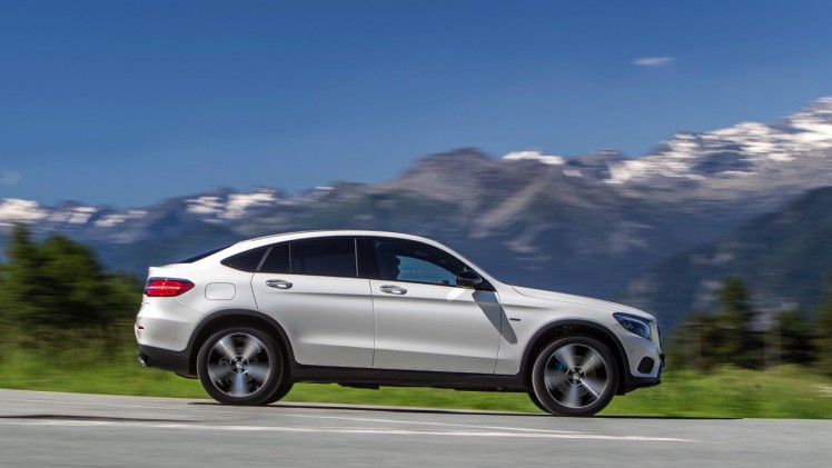 Autotest Mercedes GLC Coup, de sportiever ogende en dynamischer rijdende versie van de GLC SUV. We rijden de eerste kilometers met de GLC 250d, 350d en GLC 350e plug-in hybride.