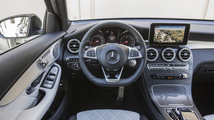 Autotest Mercedes GLC Coup, de sportiever ogende en dynamischer rijdende versie van de GLC SUV. We rijden de eerste kilometers met de GLC 250d, 350d en GLC 350e plug-in hybride.