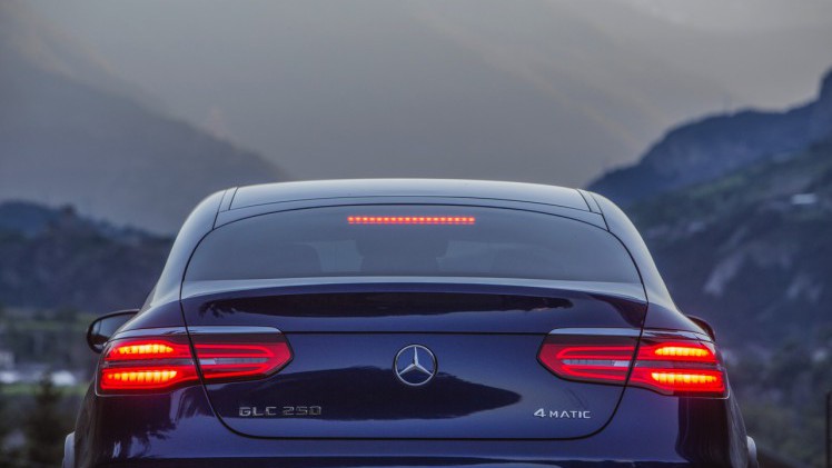 Autotest Mercedes GLC Coup, de sportiever ogende en dynamischer rijdende versie van de GLC SUV. We rijden de eerste kilometers met de GLC 250d, 350d en GLC 350e plug-in hybride.