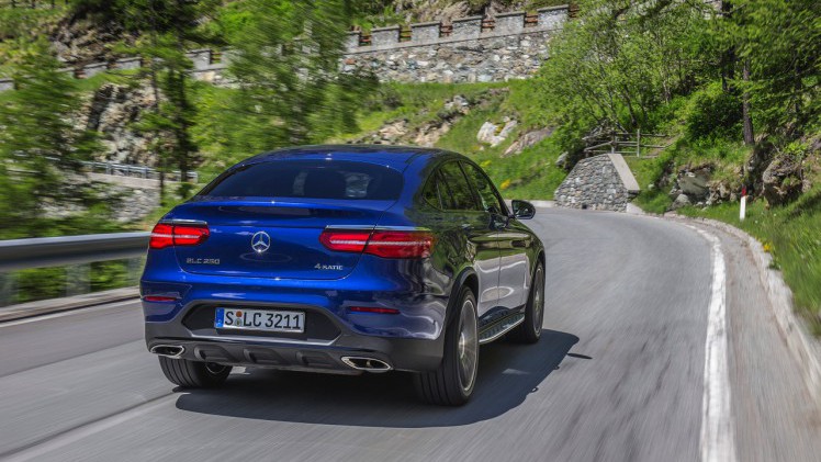 Autotest Mercedes GLC Coup, de sportiever ogende en dynamischer rijdende versie van de GLC SUV. We rijden de eerste kilometers met de GLC 250d, 350d en GLC 350e plug-in hybride.
