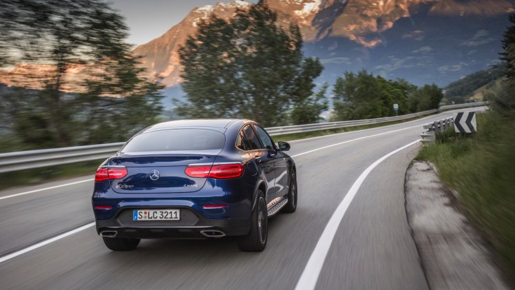 Autotest Mercedes GLC Coup, de sportiever ogende en dynamischer rijdende versie van de GLC SUV. We rijden de eerste kilometers met de GLC 250d, 350d en GLC 350e plug-in hybride.
