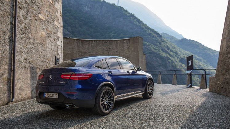 Autotest Mercedes GLC Coup, de sportiever ogende en dynamischer rijdende versie van de GLC SUV. We rijden de eerste kilometers met de GLC 250d, 350d en GLC 350e plug-in hybride.