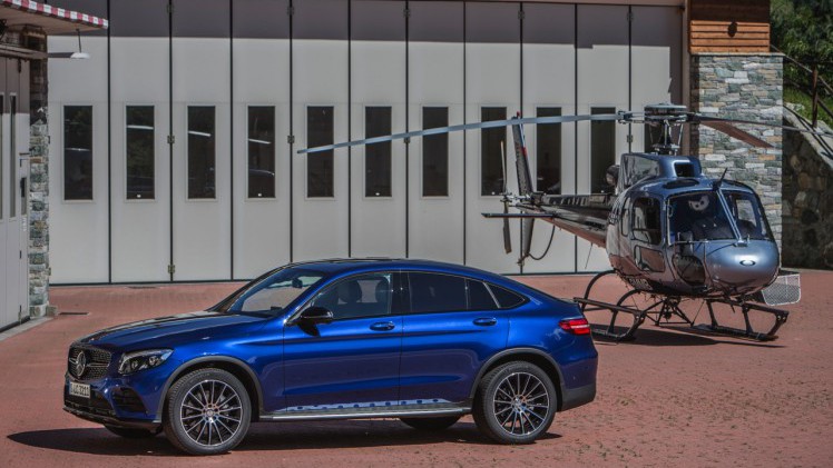 Autotest Mercedes GLC Coup, de sportiever ogende en dynamischer rijdende versie van de GLC SUV. We rijden de eerste kilometers met de GLC 250d, 350d en GLC 350e plug-in hybride.