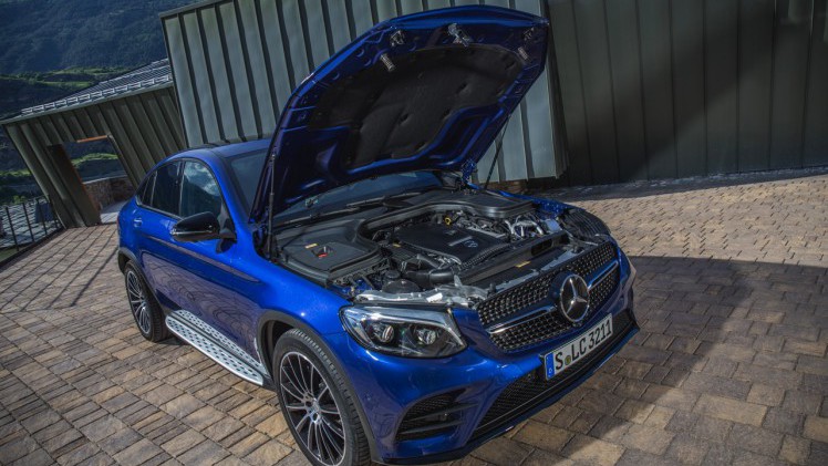 Autotest Mercedes GLC Coup, de sportiever ogende en dynamischer rijdende versie van de GLC SUV. We rijden de eerste kilometers met de GLC 250d, 350d en GLC 350e plug-in hybride.