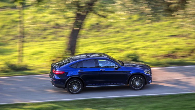 Autotest Mercedes GLC Coup, de sportiever ogende en dynamischer rijdende versie van de GLC SUV. We rijden de eerste kilometers met de GLC 250d, 350d en GLC 350e plug-in hybride.