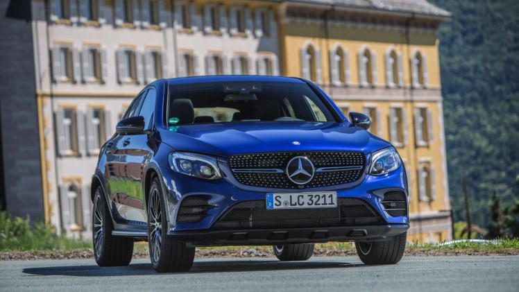 Autotest Mercedes GLC Coup, de sportiever ogende en dynamischer rijdende versie van de GLC SUV. We rijden de eerste kilometers met de GLC 250d, 350d en GLC 350e plug-in hybride.