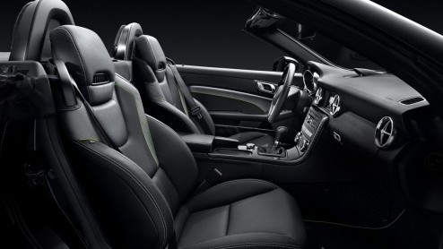 Mercedes-Benz heeft de zomer al in zijn bol en introduceert twee tijdelijke actiemodellen: de SLK CarbonLook Edition en de SL 2Look Edition.