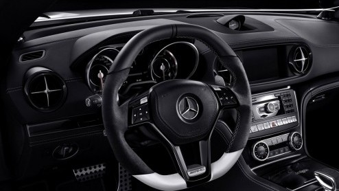 Mercedes-Benz heeft de zomer al in zijn bol en introduceert twee tijdelijke actiemodellen: de SLK CarbonLook Edition en de SL 2Look Edition.